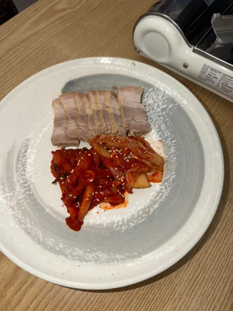 한 상 가득 차려진 해산물 상차림