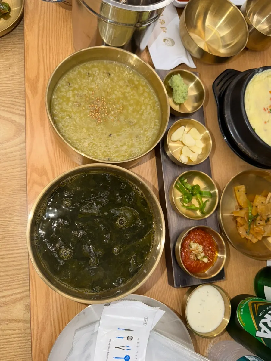 멍게와 해삼이 담긴 해산물 모둠
