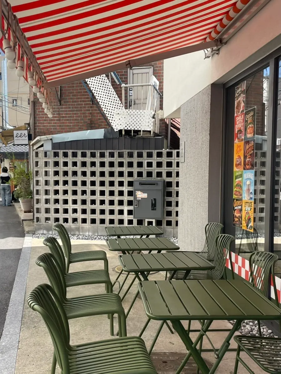 Sign about pets allowed in outdoor seating