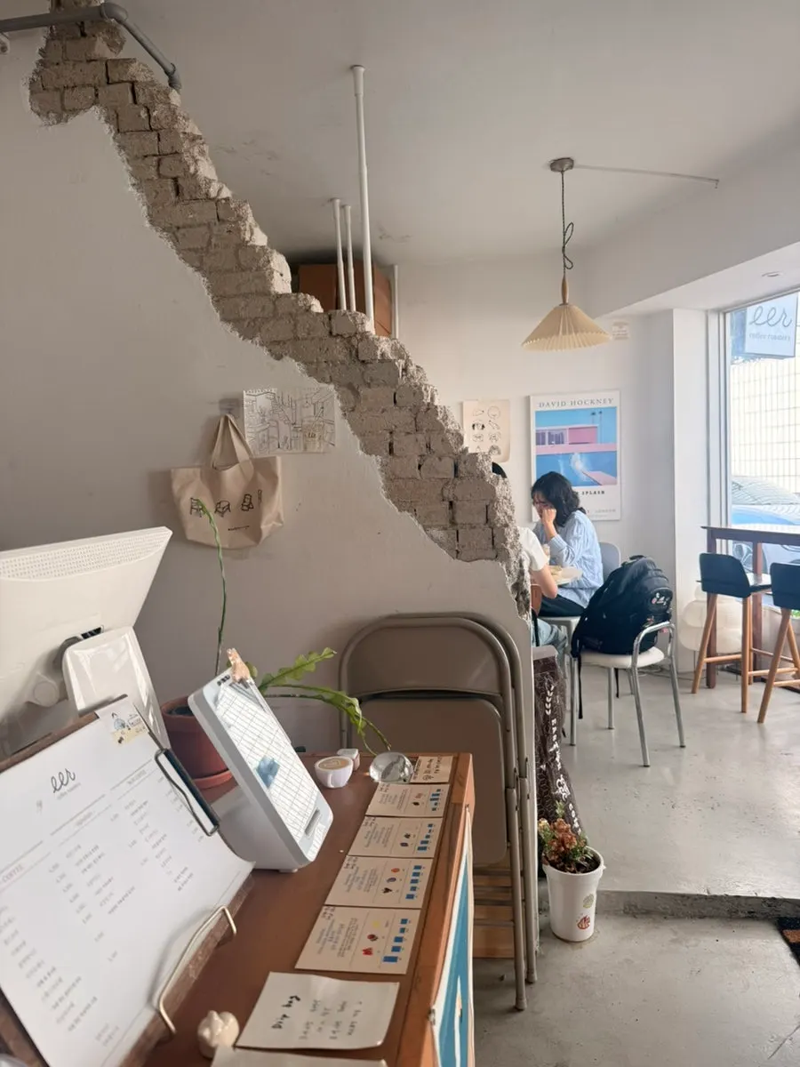 Interior atmosphere of Ieo Coffee Roasters