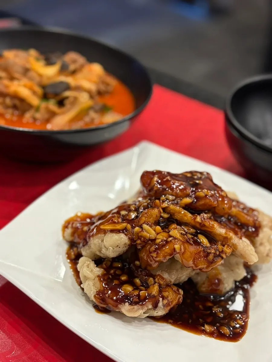 Vertical shot of meat jjamppong and tangsuyuk at Sujeoga
