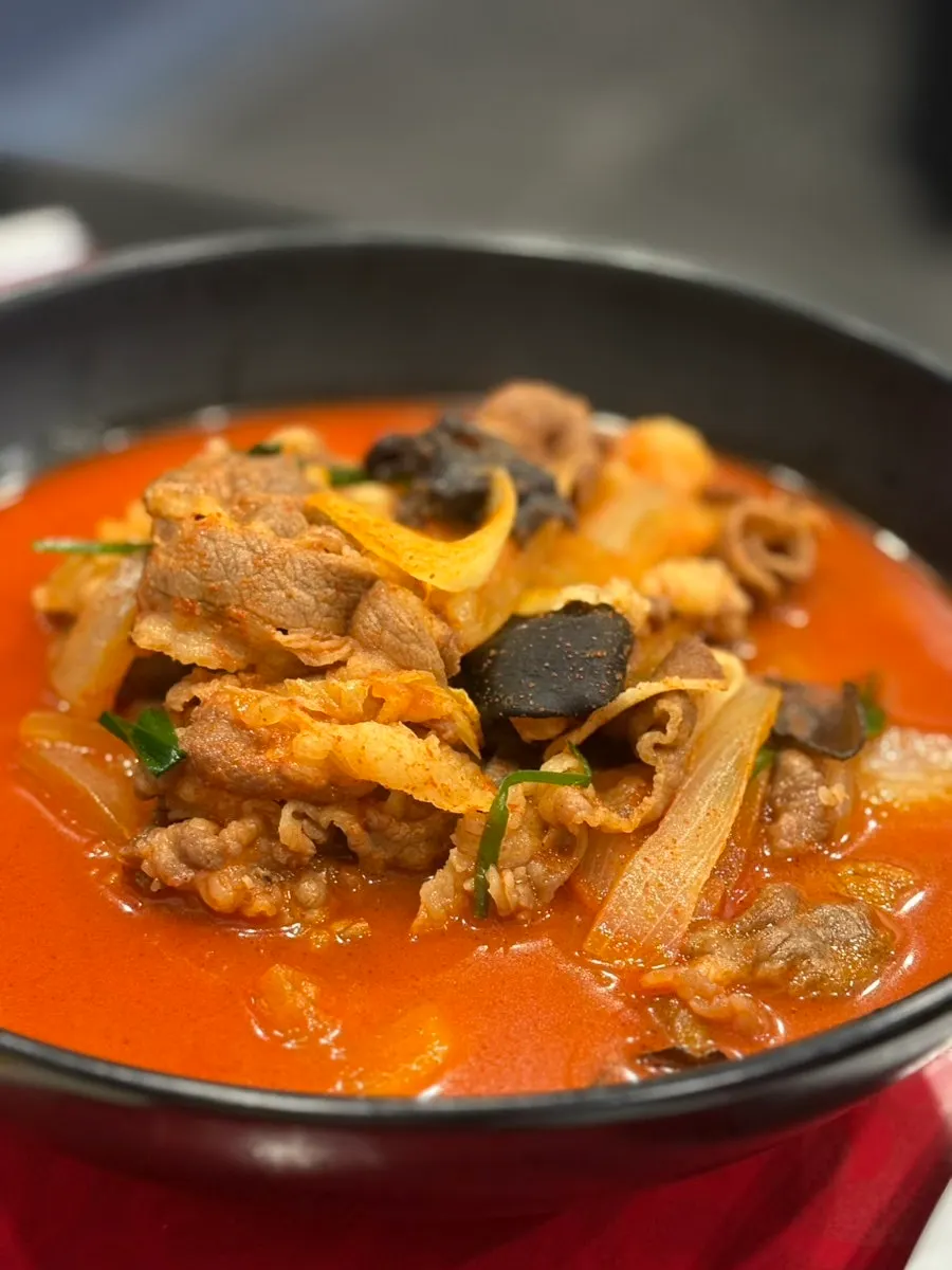 Meat jjamppong piled with meat, wood ear mushroom, and chives