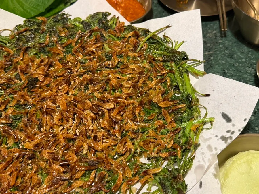 Minari pancake packed with barley shrimp