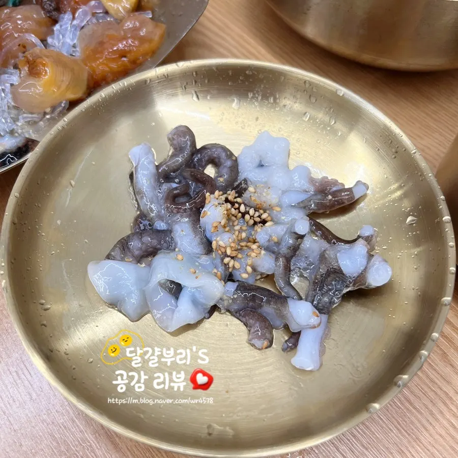 해삼과 멍게, 산낙지가 담긴 해산물모듬