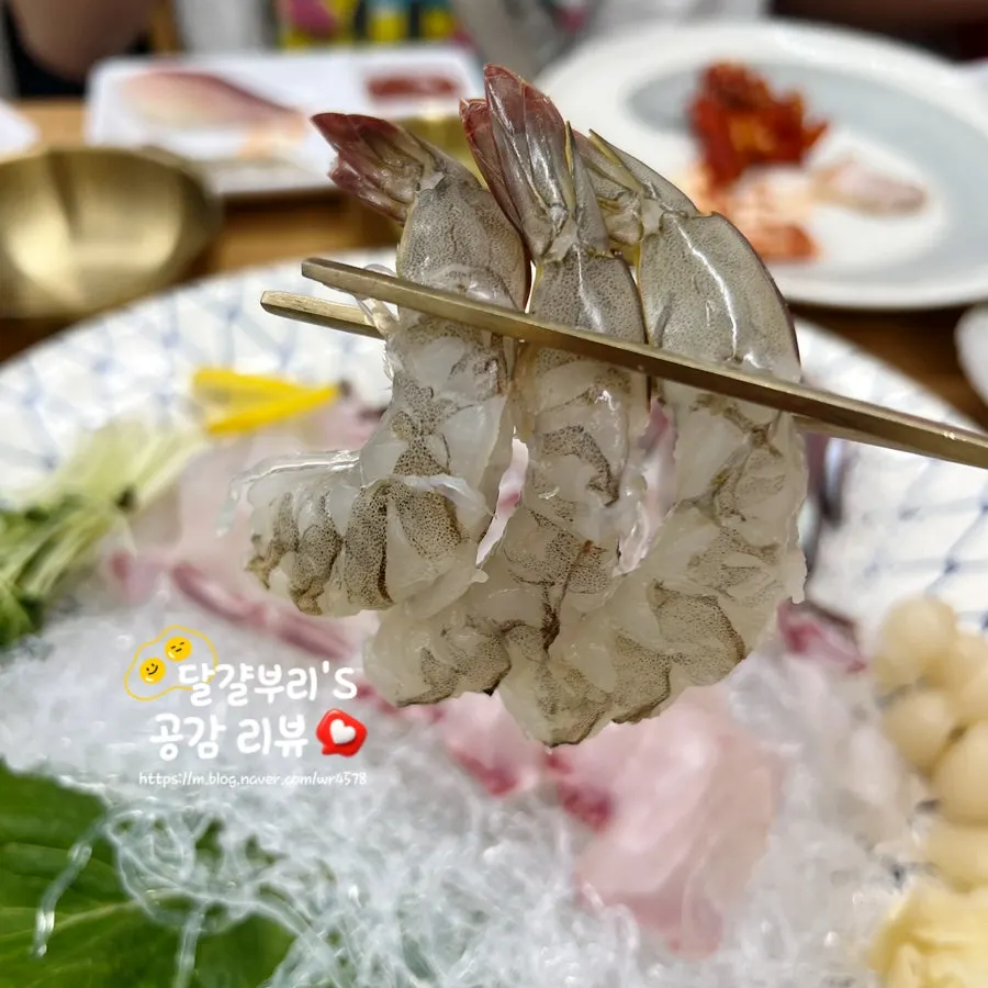 모듬회에 함께 올라간 생새우회와 전어회