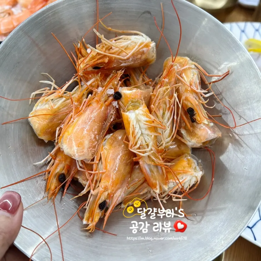 굵은소금 위에서 익힌 새우소금구이