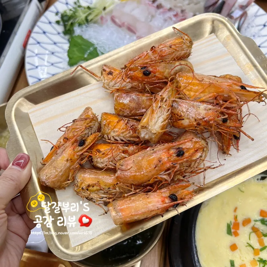 껍질 벗긴 새우소금구이와 새우머리