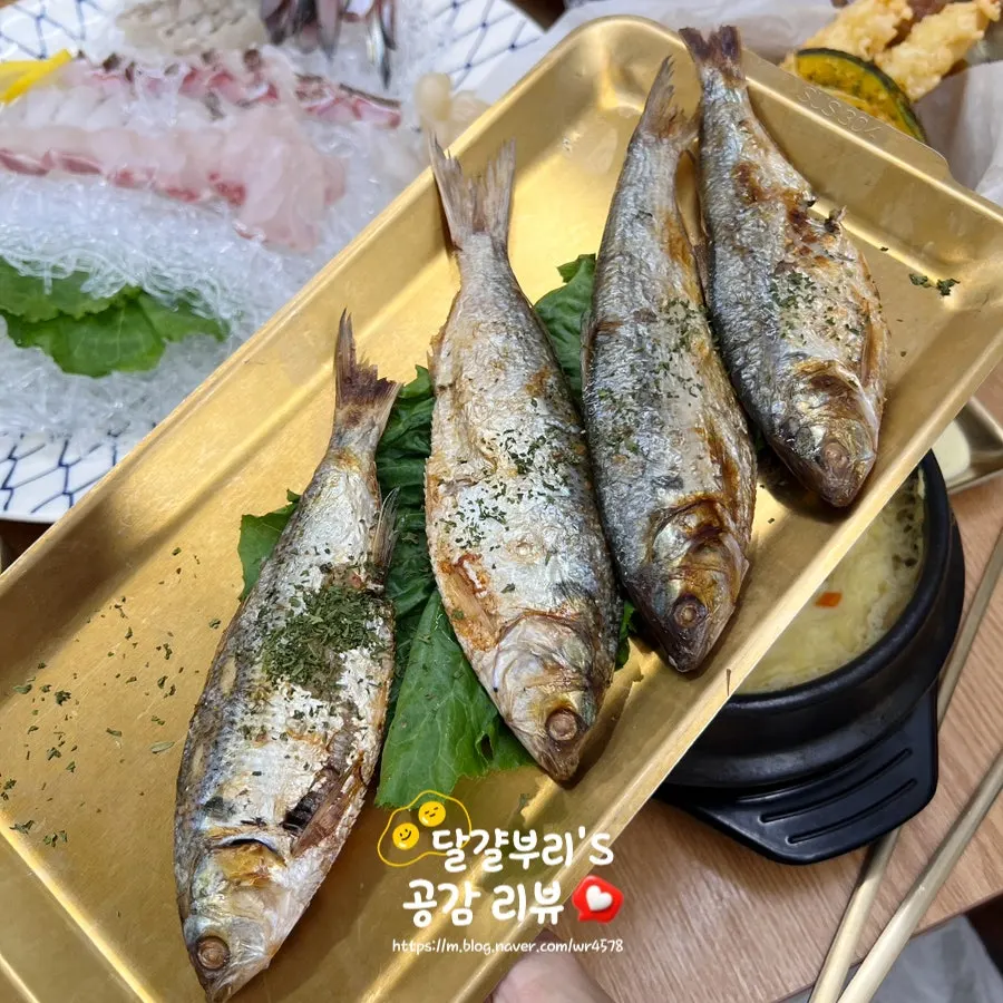 바삭하게 구워진 전어구이 접시