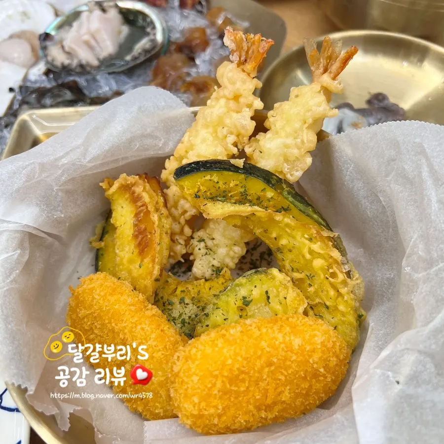 새우튀김과 단호박튀김, 크로켓이 담긴 모둠튀김