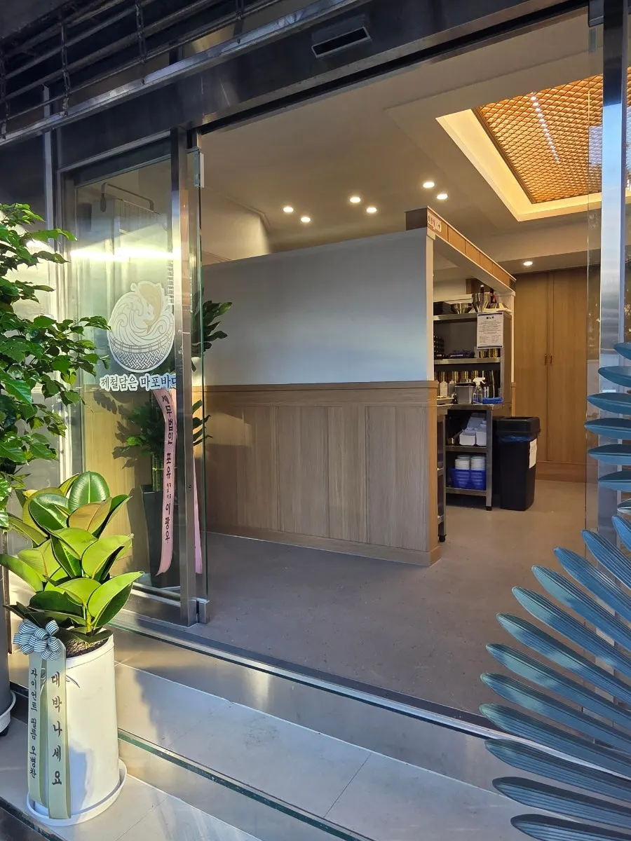 设有鱼缸景观座位的店内