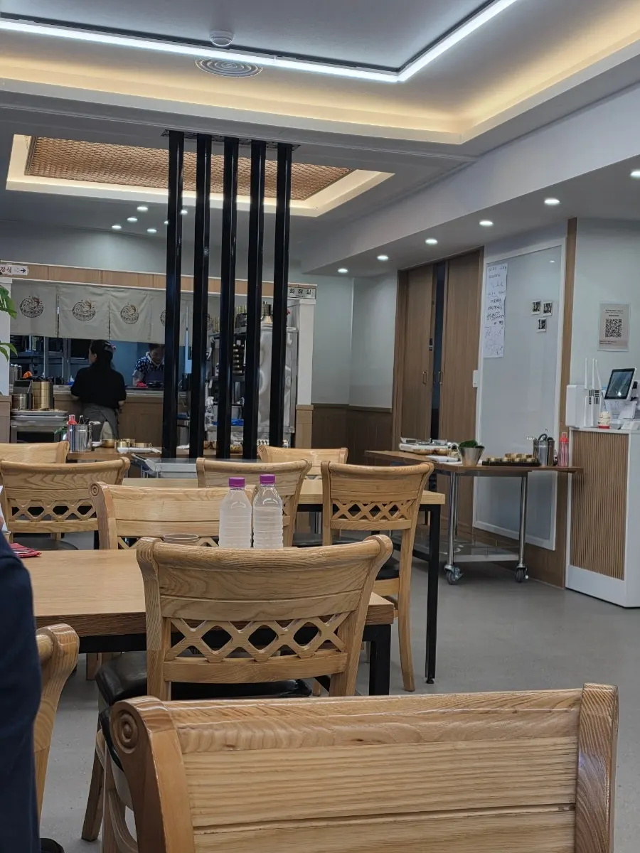 明亮整洁的大兴站生鱼片店大厅座位