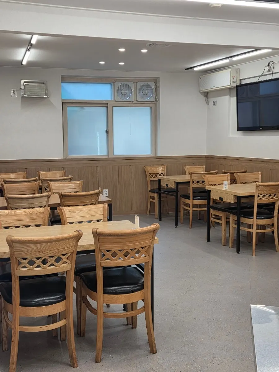 从鱼缸旁座位看到的店内氛围