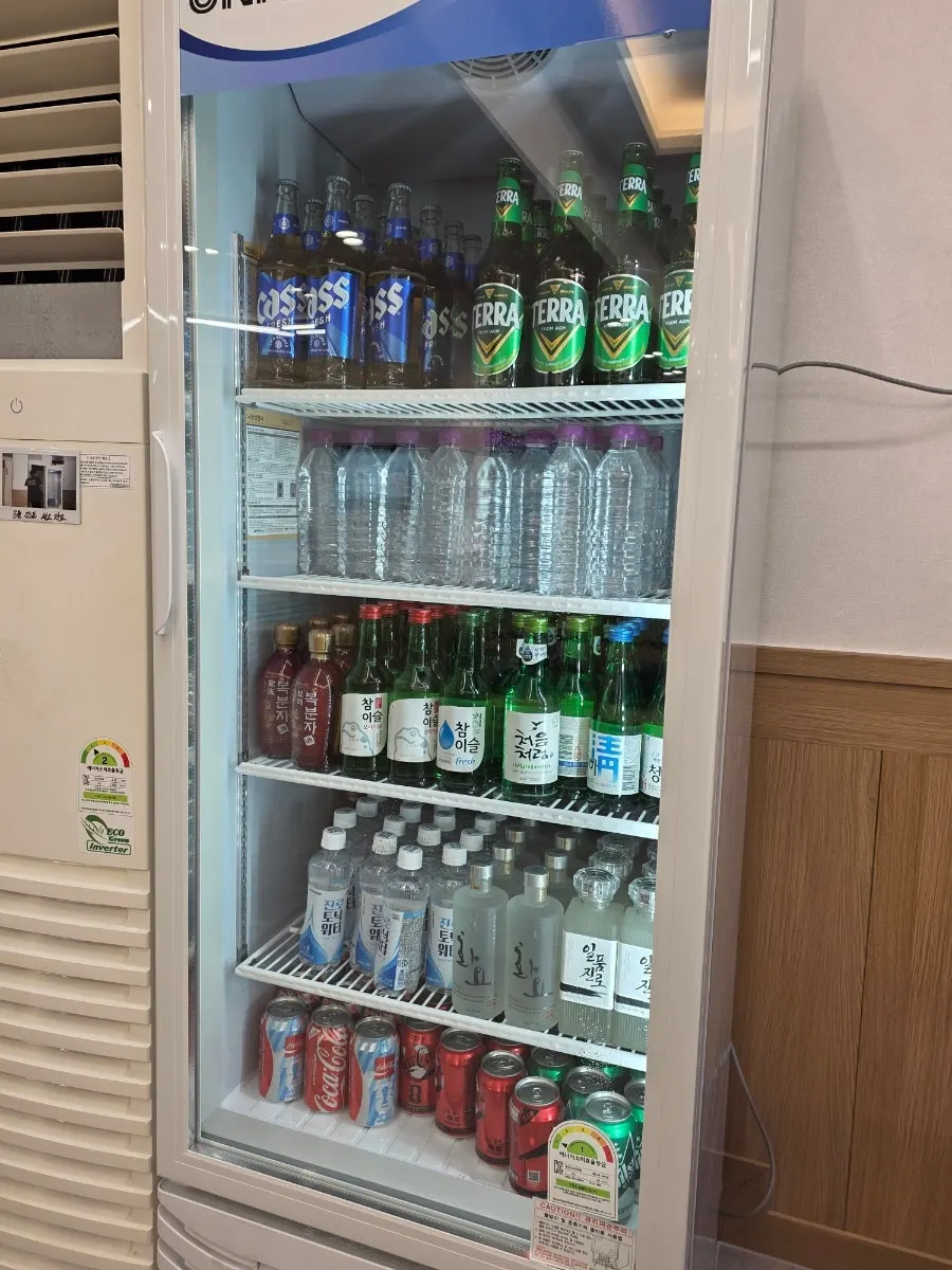 店内陈列的酒类阵容