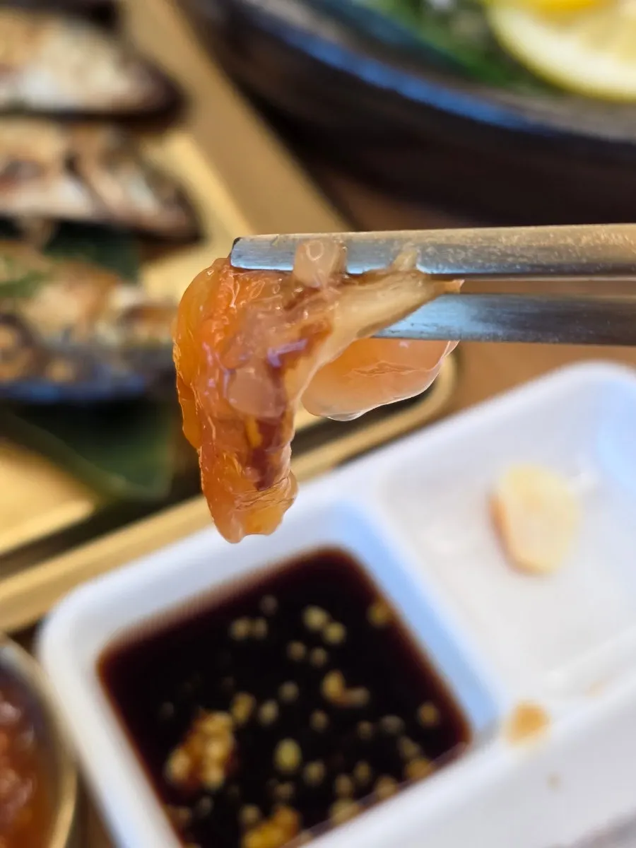 摆得满满当当没有空隙的招牌套餐一桌菜