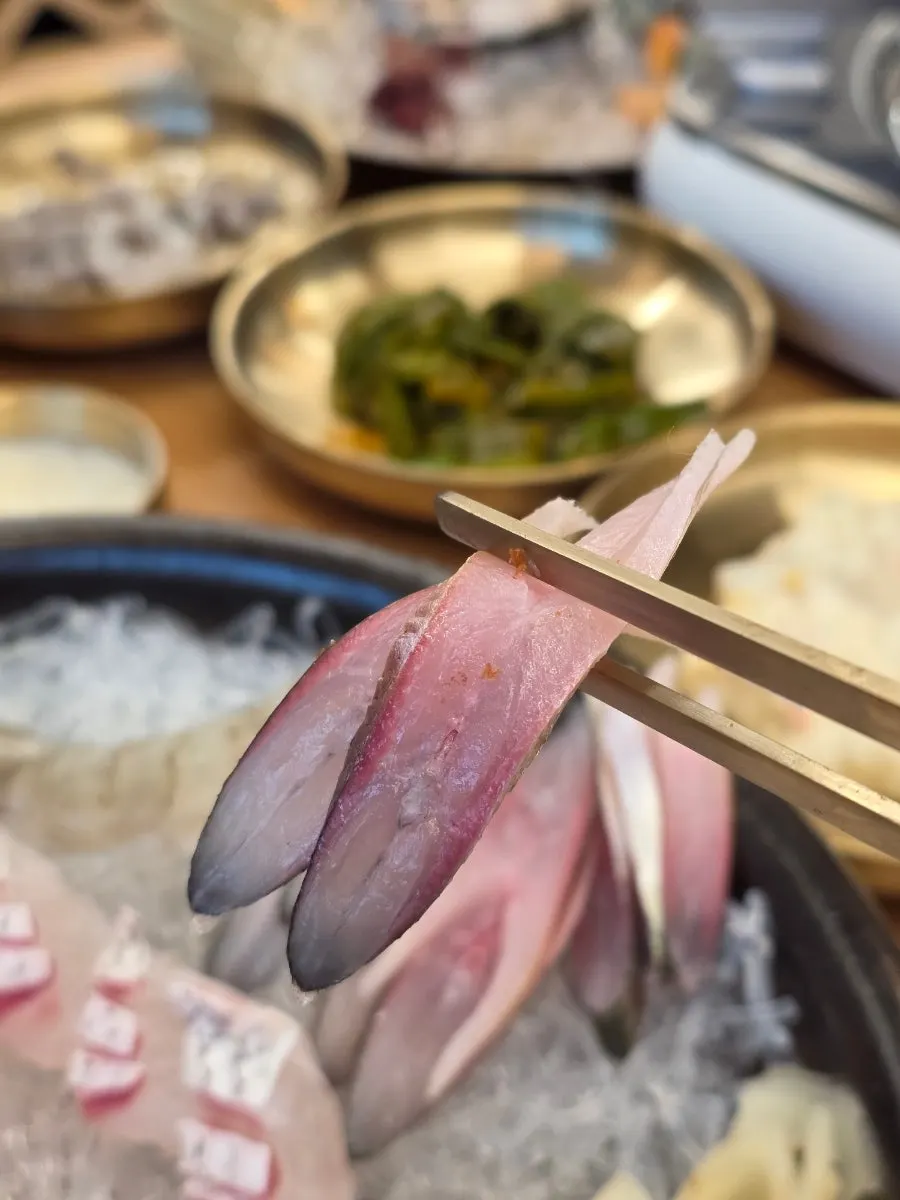 什锦生鱼片与烤物一起端出的套餐构成