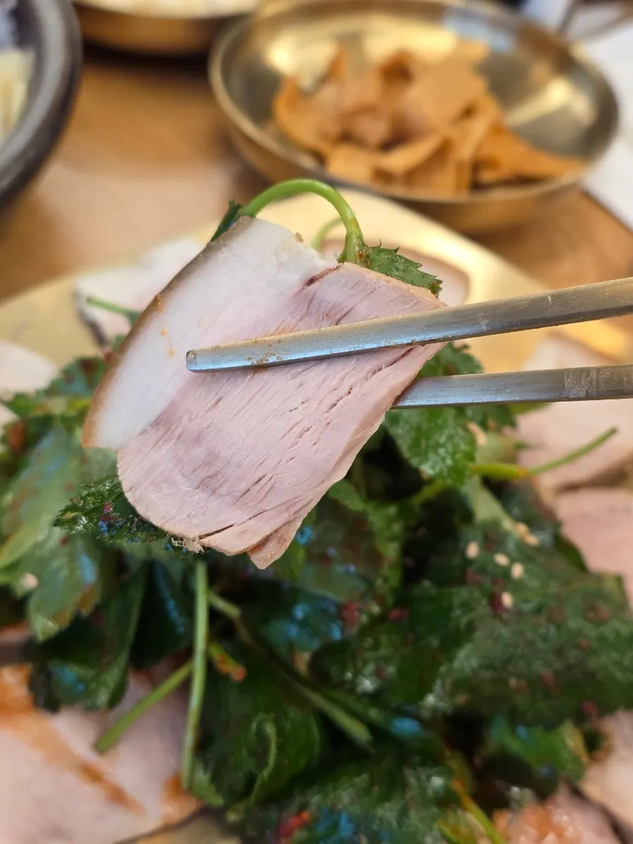 堪比主菜品质的冷猪肉和豆腐泡菜
