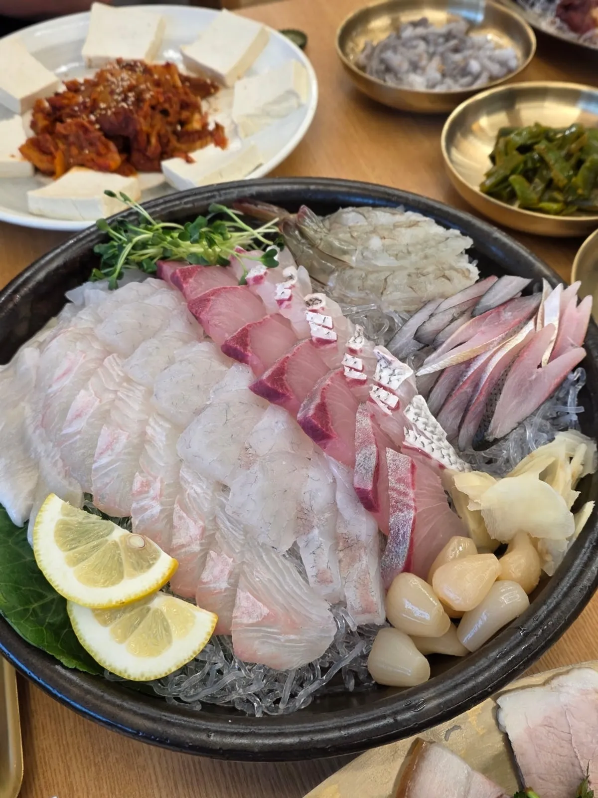 四人家庭聚会享用的深山鱼市(짙은산)一桌菜