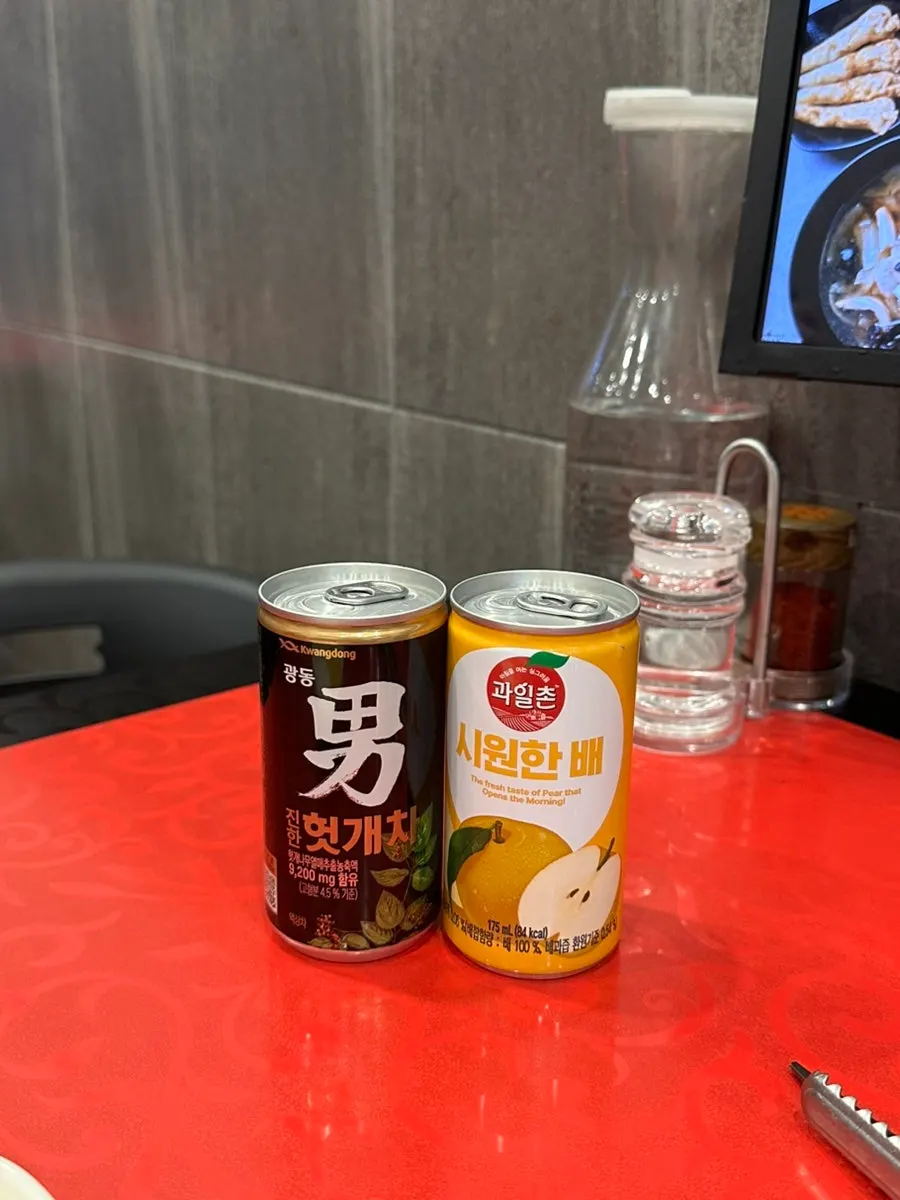 Table seating at Sujeoga Daehung Station Branch