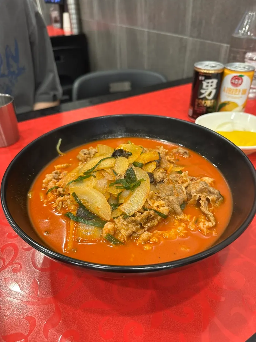 Sujeoga's chadol jjamppong and garlic tangsuyuk pairing