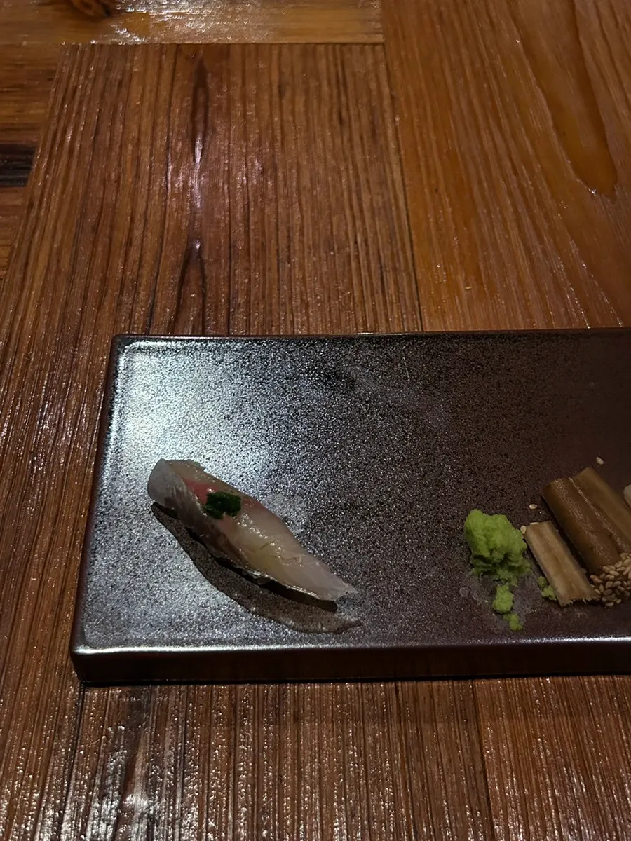 Horse mackerel and benizari sea bream sushi