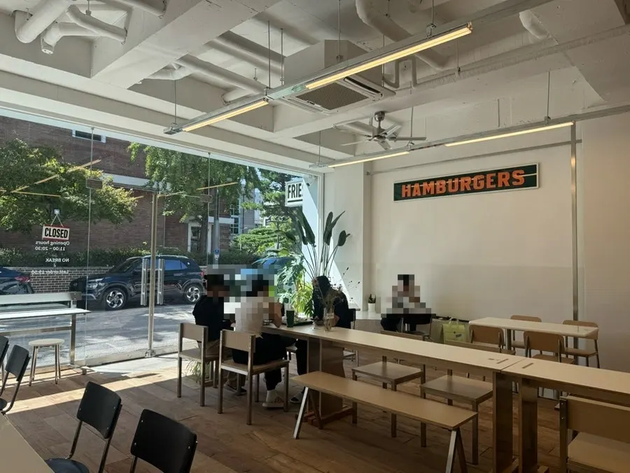 여유 있게 배치된 매장 테이블