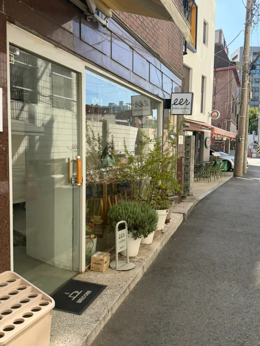 Window-side seating at Ieo Coffee Roasters Gongdeok Branch