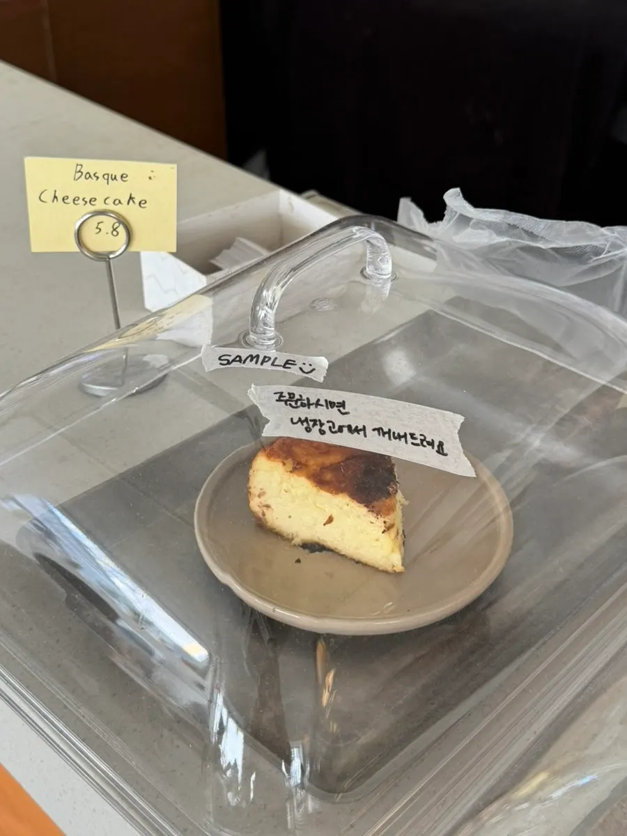 A café offering coffee and non-coffee drinks