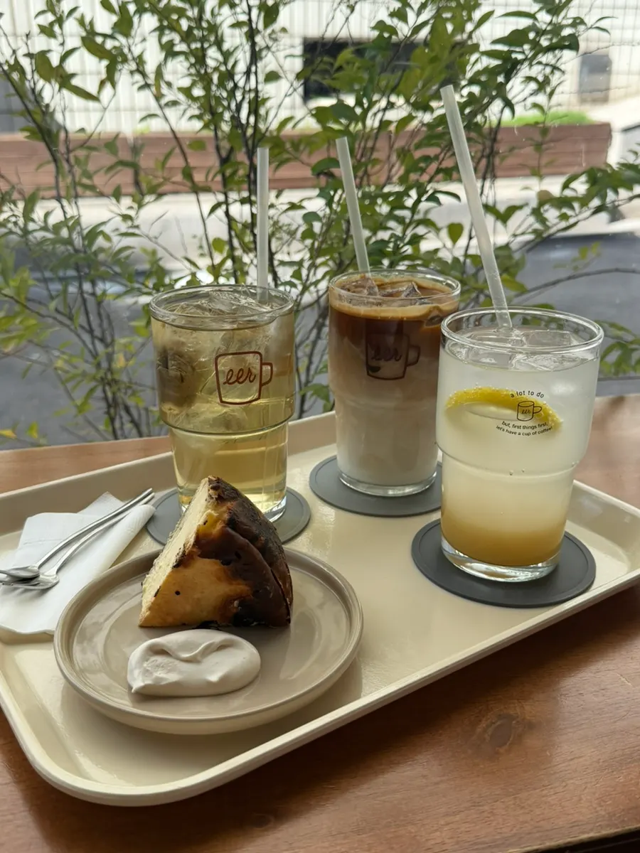 Our ordered drinks and Basque cheesecake