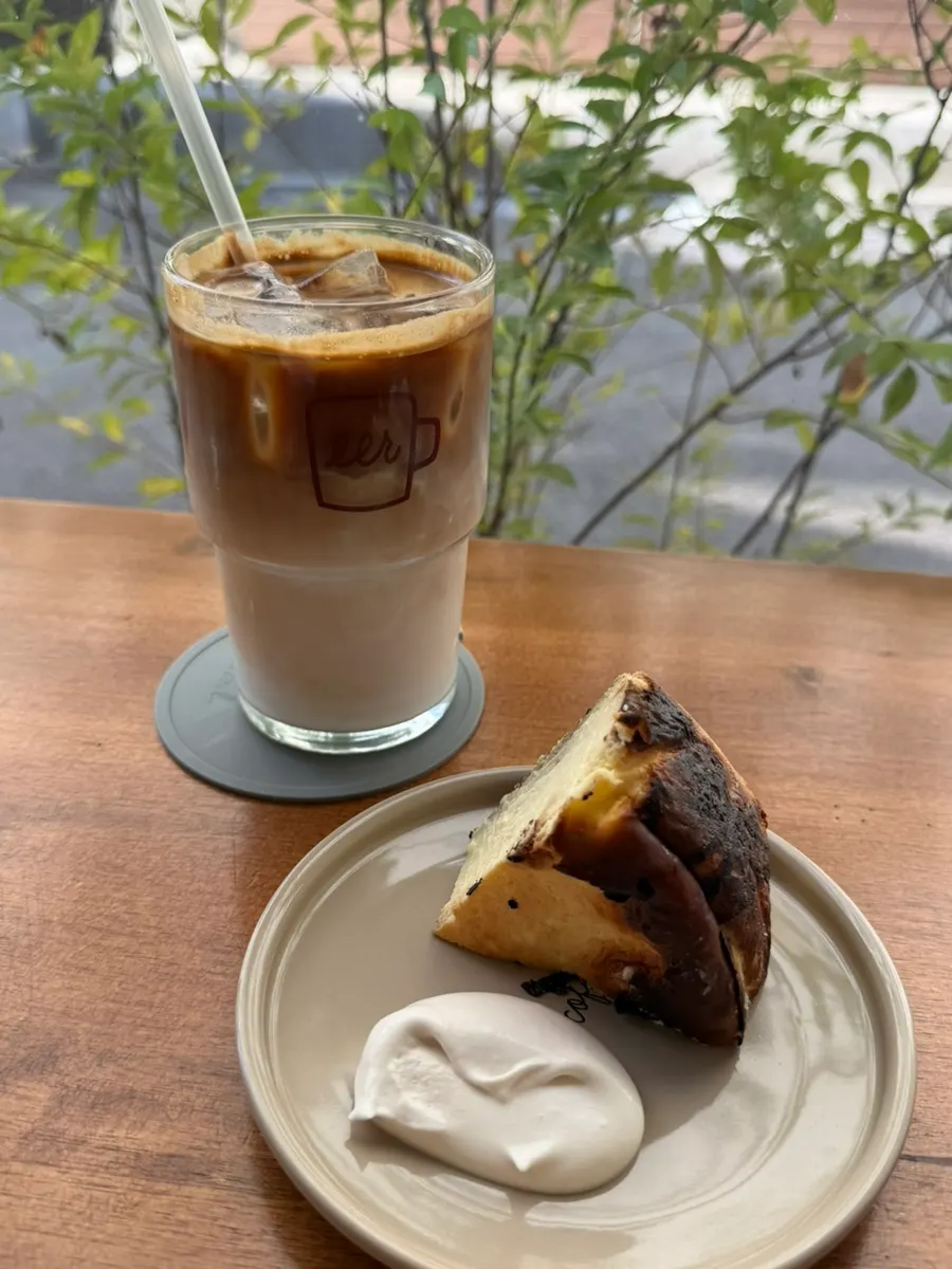 Iced chamomile served with a sweet dessert