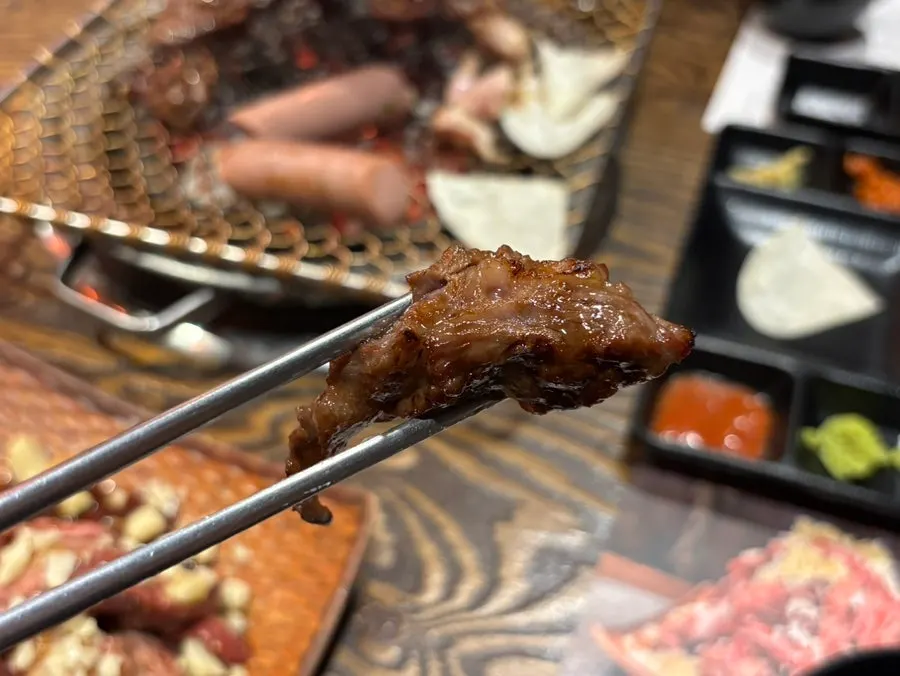 숯불 위에서 익고 있는 양념 소갈비
