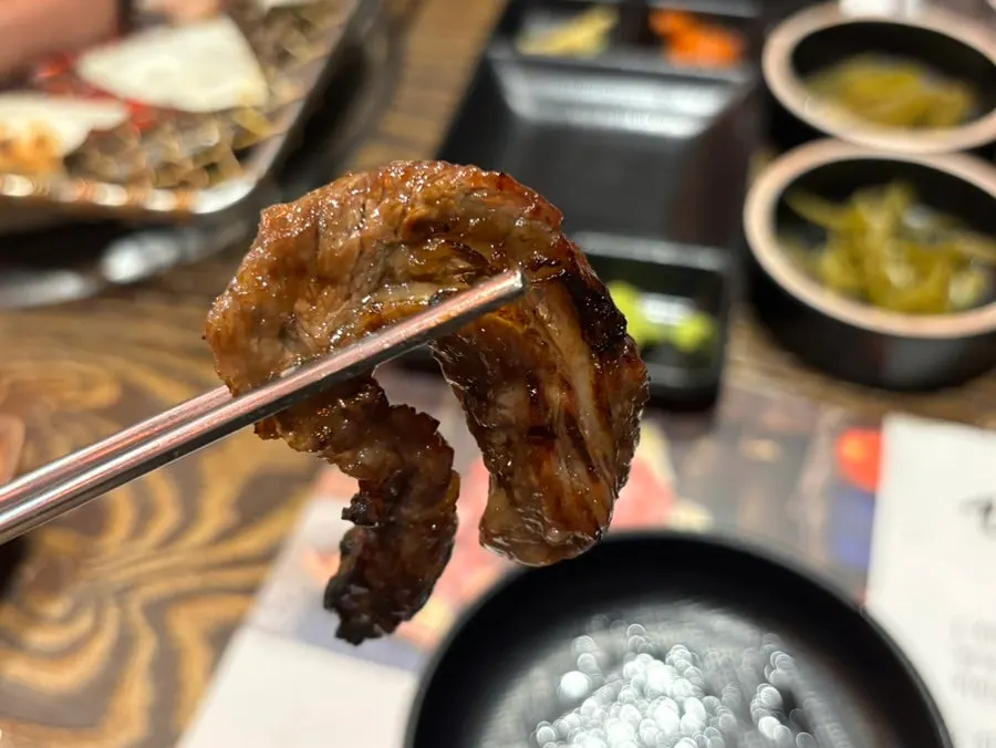 숯불에 뒤집어 굽는 두툼한 소갈비