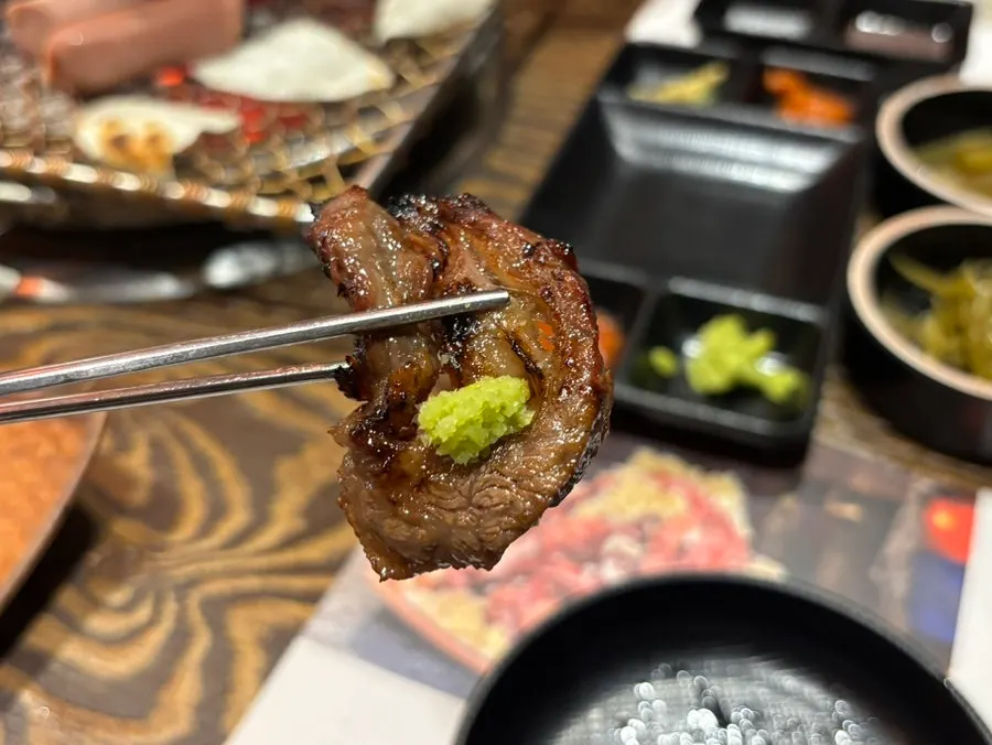 와사비를 올린 양념 소갈비
