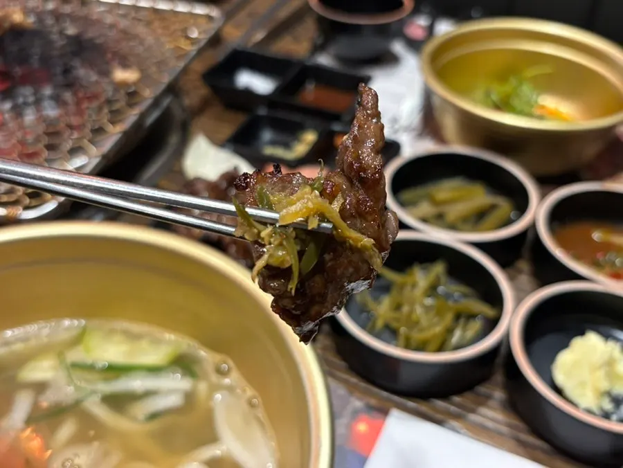 밥 위에 올린 양념 소갈비
