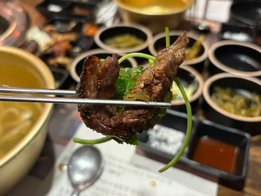 반찬과 함께 곁들인 소갈비 한 점