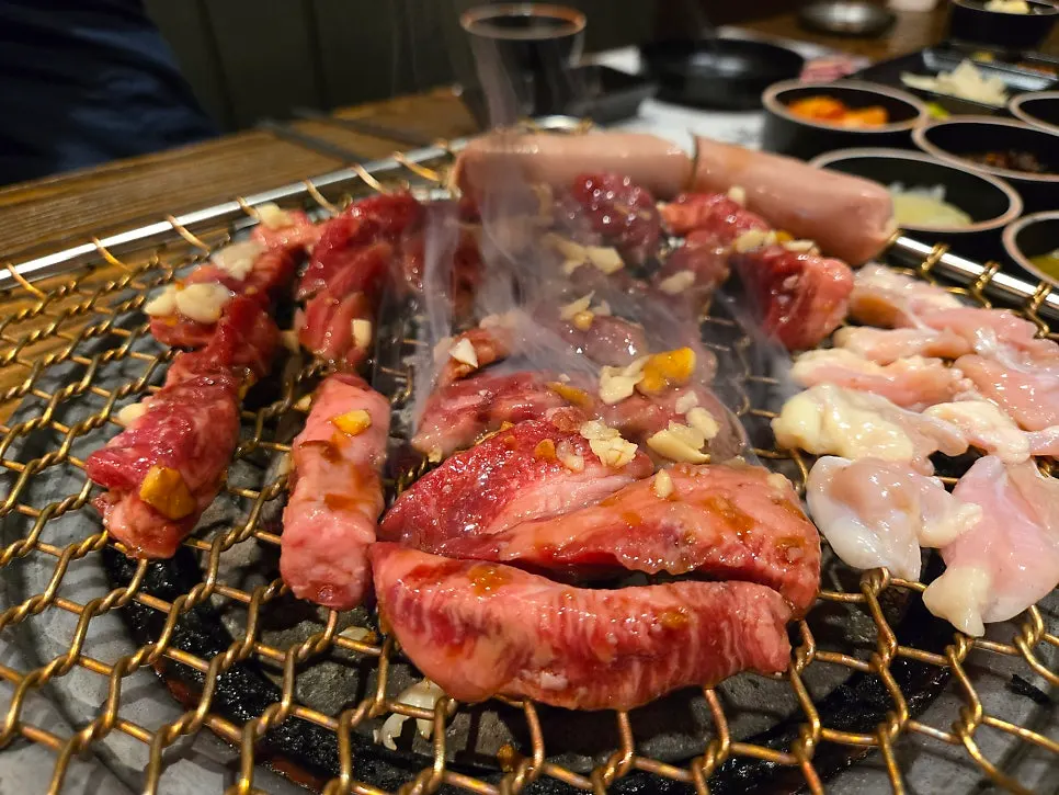 숯불 위에서 구워지는 양념 소갈비