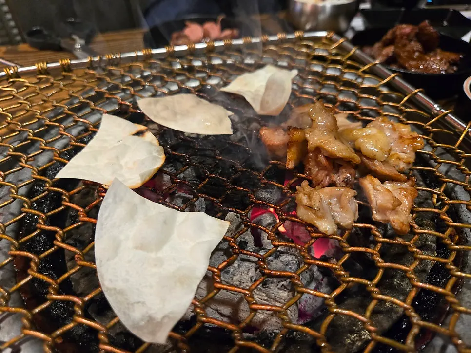 소스에 찍어 먹는 양념 소갈비 한 점