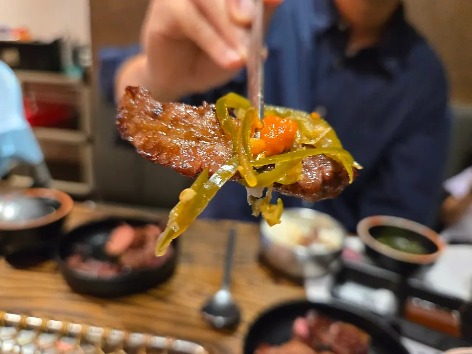 고추특제소스를 올려 먹는 소갈비