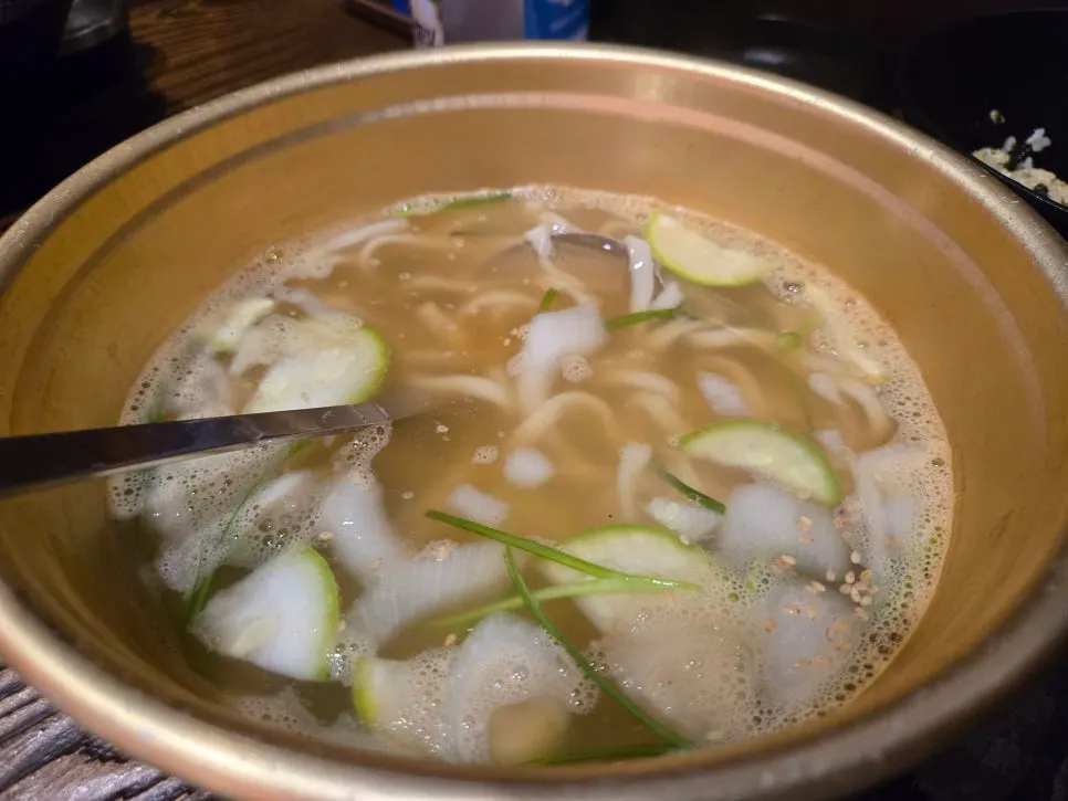 세트에 포함된 시장식 칼국수 한 그릇