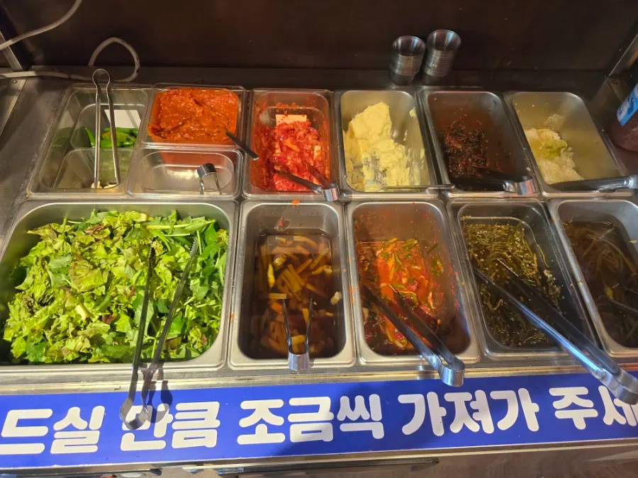 채소 위주로 차려진 기본 반찬 한 상