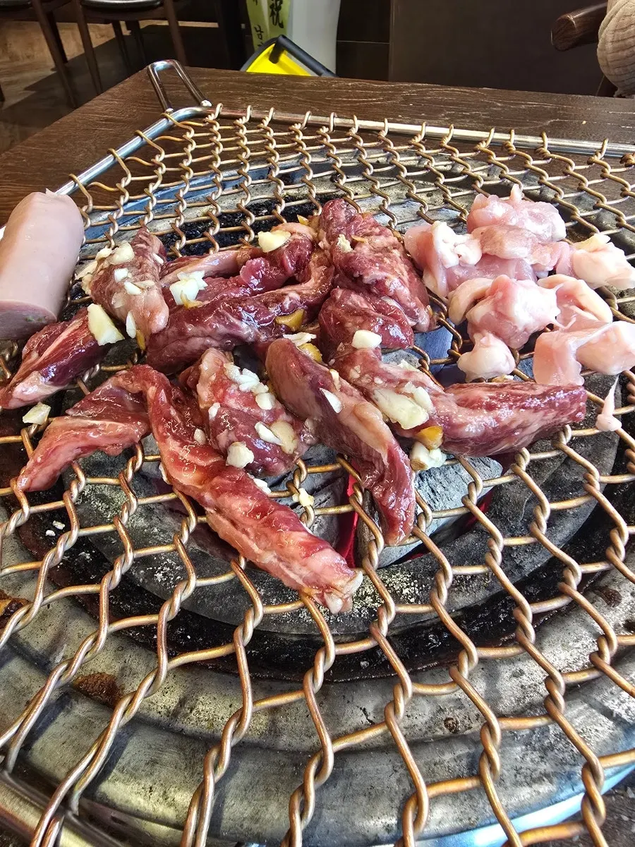 세트로 나온 수제소시지와 닭 도가니살