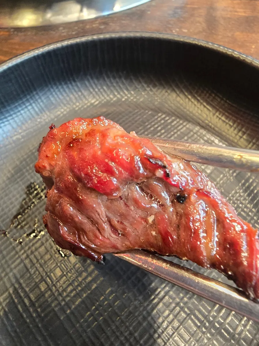 숯불 위에서 구워지는 양념 소갈비살