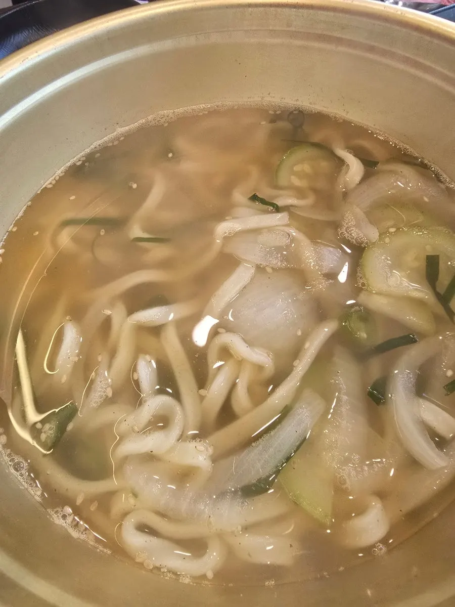 세트에 포함된 시장식 칼국수