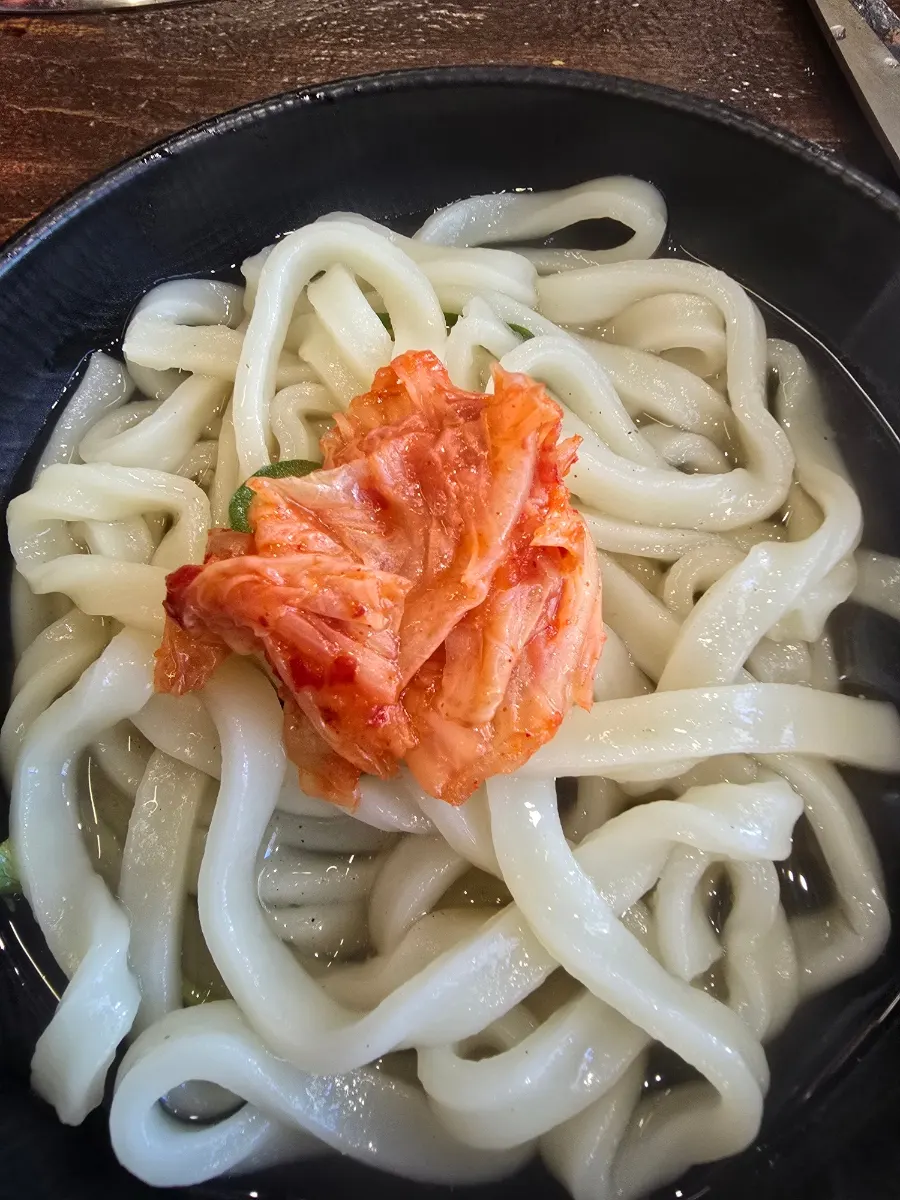 칼국수와 함께 먹는 김치