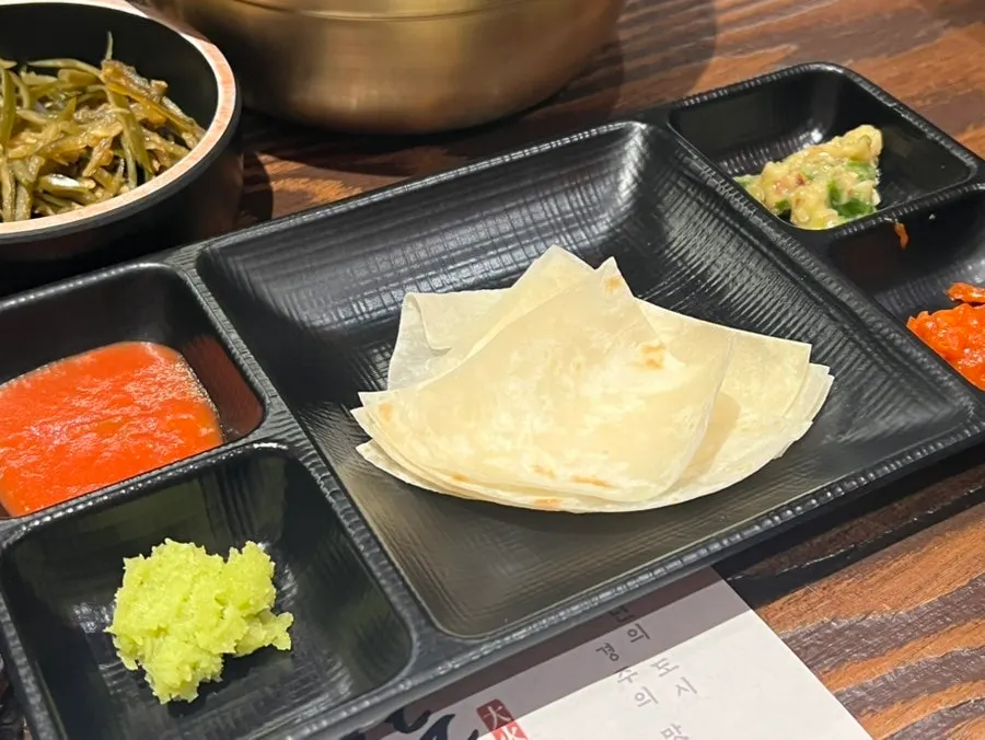 김치와 장아찌 등 밑반찬 한 상