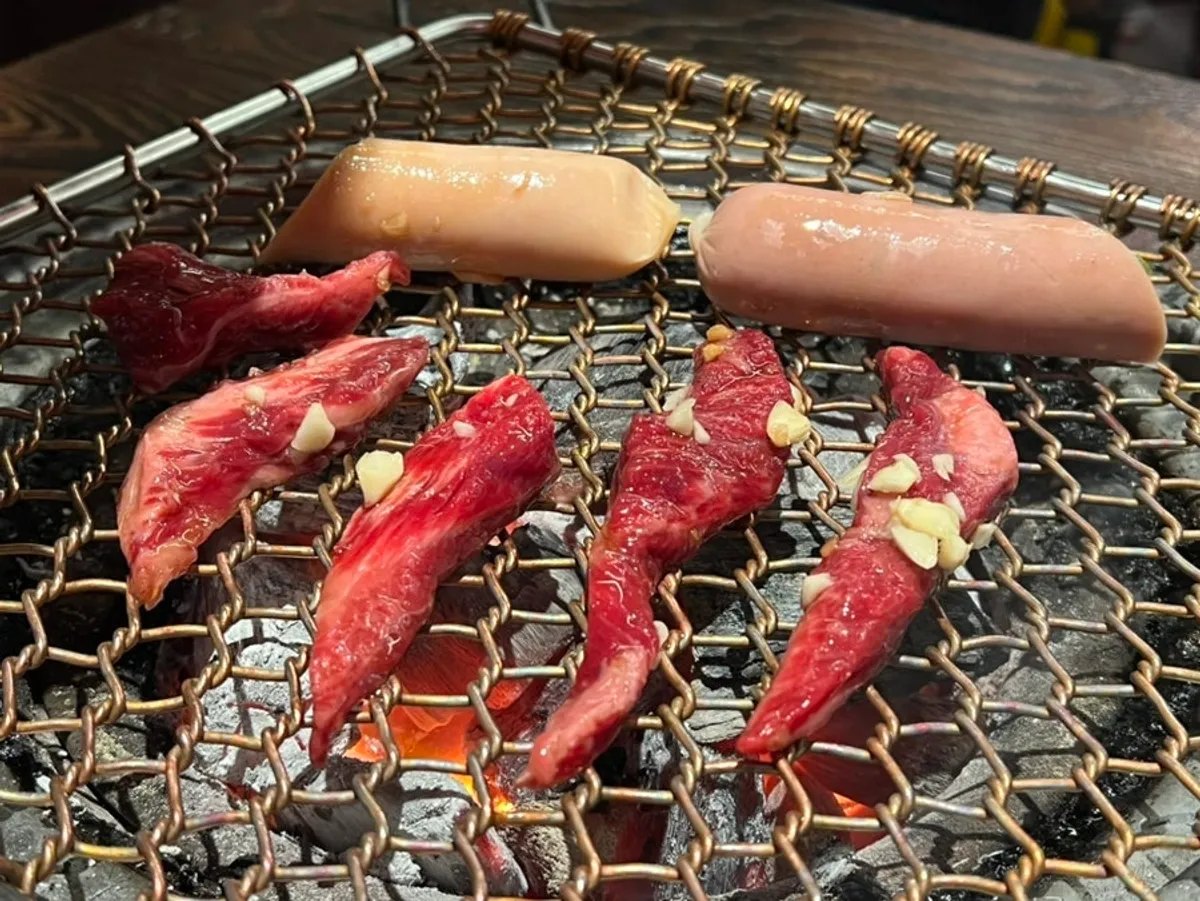 마늘 올린 양념소갈비살과 닭도가니살, 수제소세지 한판
