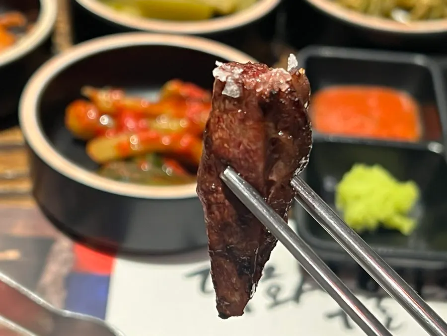 숯불 불판에서 익어가는 양념소갈비살