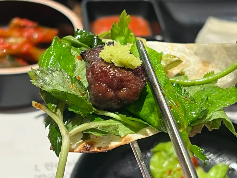 숯불에 노릇하게 구워지는 양념갈비살