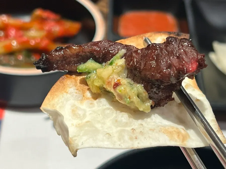 소금과 와사비 곁들인 양념갈비살 한 점