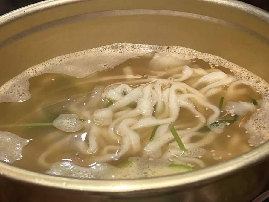 불판 옆으로 빼놓은 익은 양념소갈비살