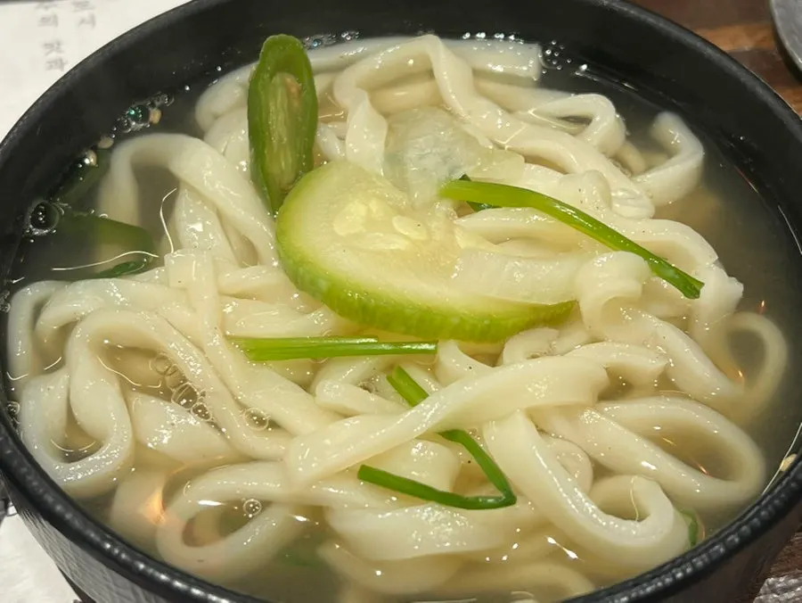 백김치와 함께 먹는 숯불 양념소갈비